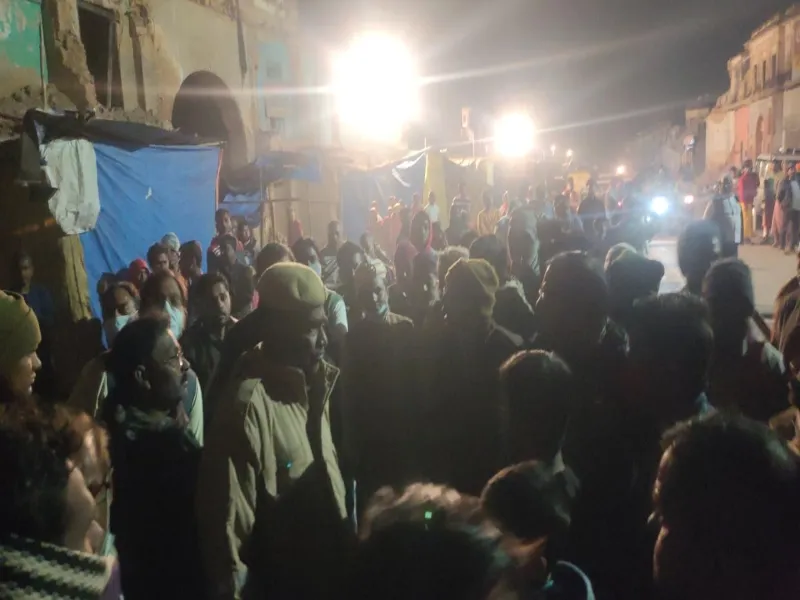 अयोध्या: छोटी कुटिया व दुबे मंदिर का भवन ध्वस्त, व्यापारियों का हंगामा