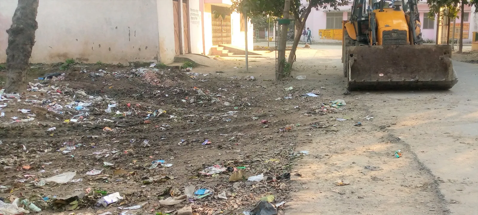 खबर का असर: पीलीभीत में CMO ने JCB चलाकर हटवाया मेडिकल वेस्ट, जानिए पूरा मामला