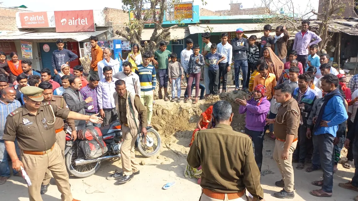 शाहजहांपुर: ट्रक की चपेट में आई बाइक, बच्ची की मौत, अन्य तीन घायल