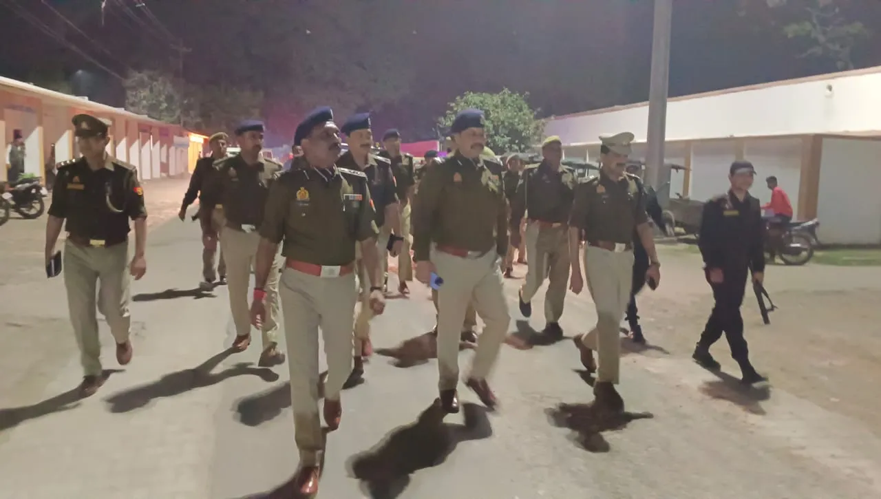 शाहजहांपुर: शिवरात्रि और होली पर्व को लेकर पुलिस अलर्ट, आईजी ने किया पैदल मार्च