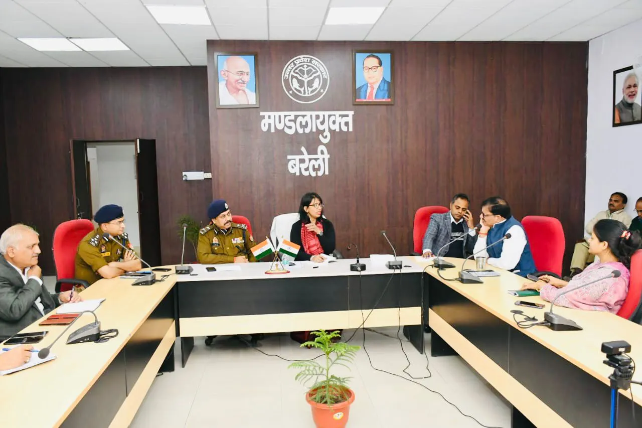 बरेली: मंदिरों के आसपास सफाई, पेयजल और प्रकाश व्यवस्था रखें दुरुस्त- मंडलायुक्त