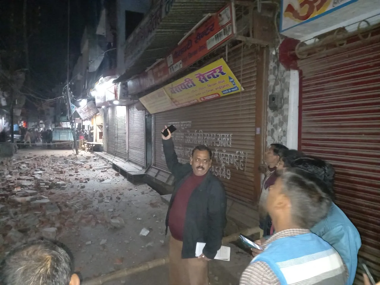 बरेली: सुभाष नगर में शेर सिंह बिल्डिंग का नगर निगम ने गिराया जर्जर छज्जा