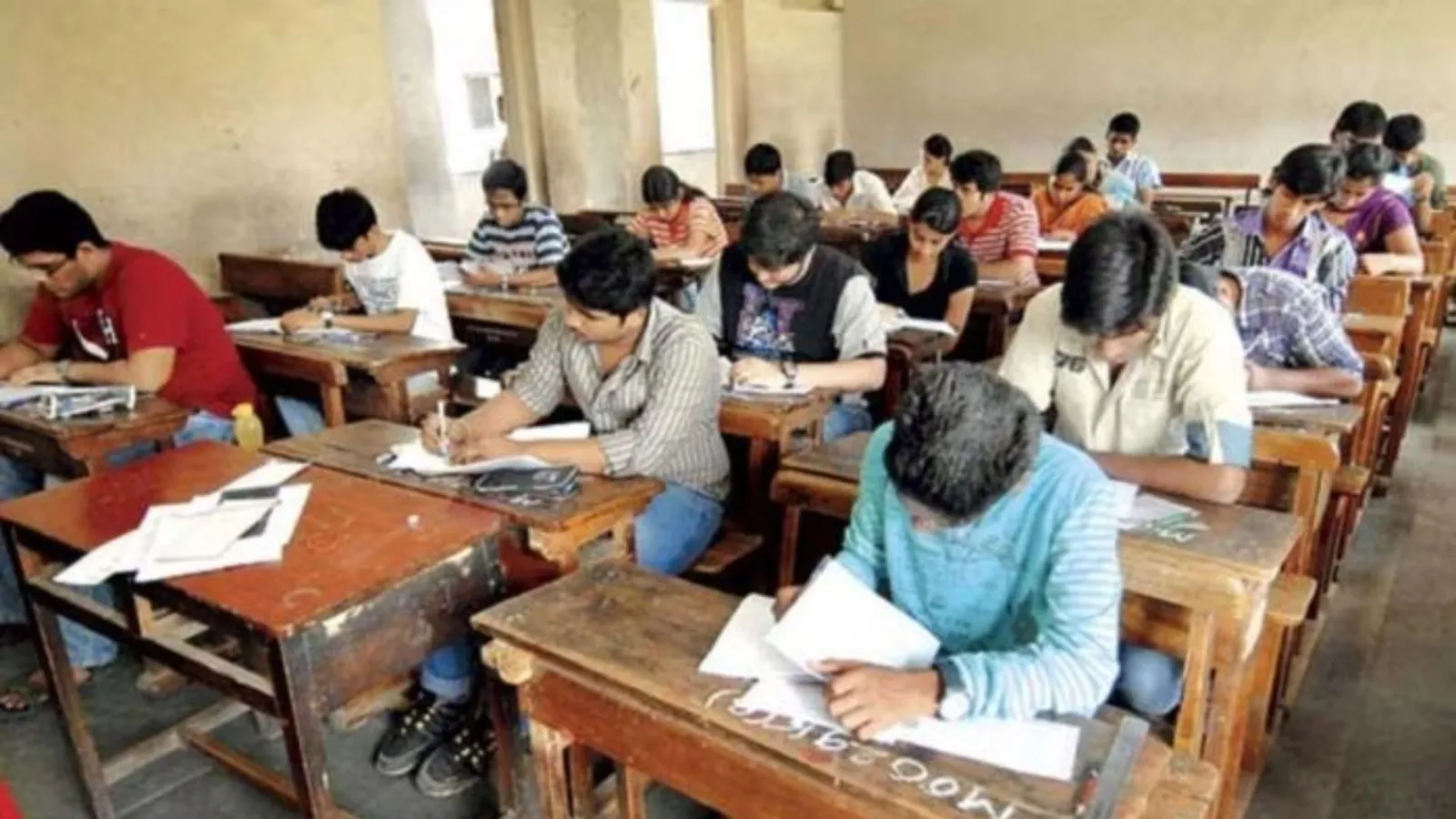 बरेली: अब परीक्षा रूम में जूते-चप्पल पहनकर जा सकेंगे स्टूडेंट्स, कल से शुरू होंगी यूपी बोर्ड परीक्षाएं