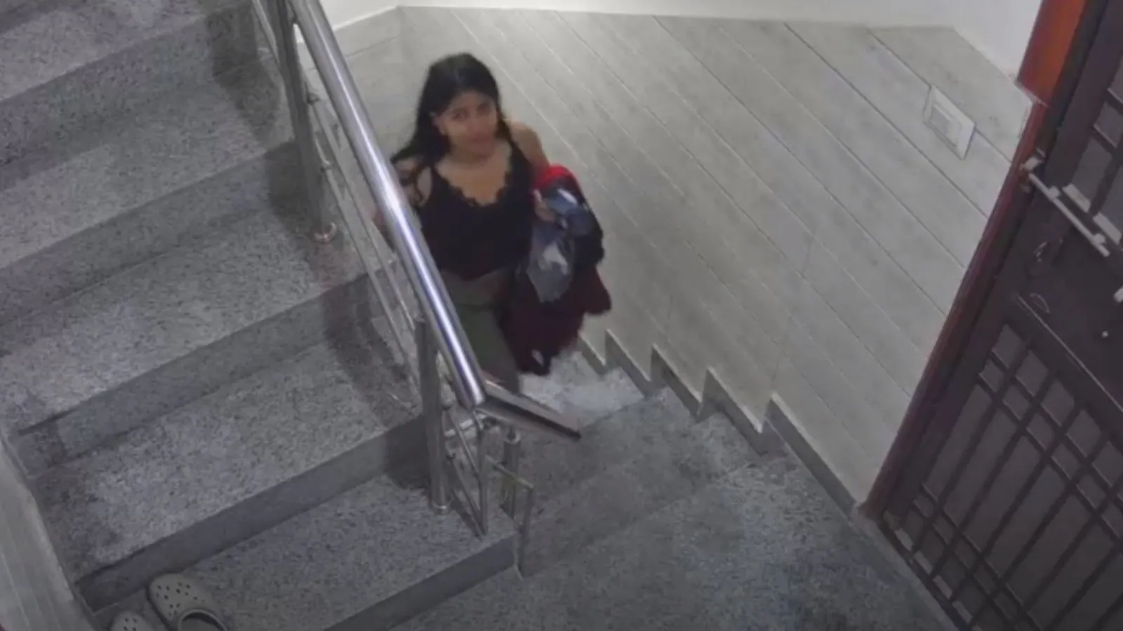 VIDEO: निक्की यादव की हत्या से पहले की CCTV फुटेज आई सामने, घर में सीढ़ियों पर आई नजर