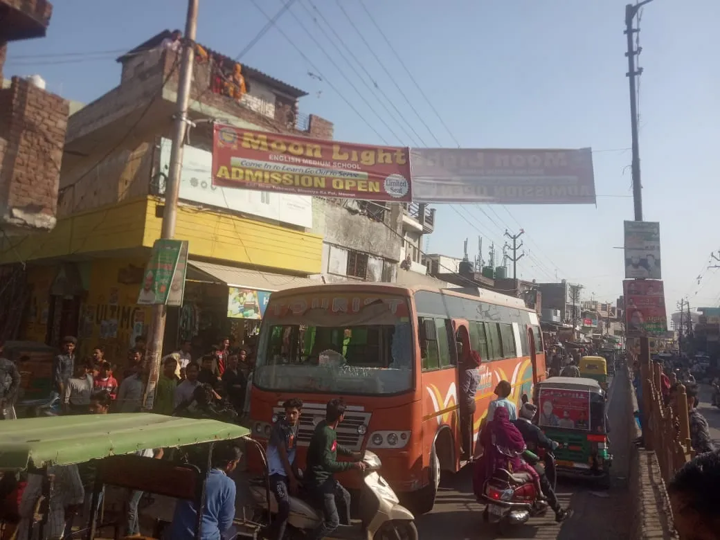 मेरठ: बाइक में टक्कर लगने पर स्कूल बस में तोड़फोड़, चालक को पीटा