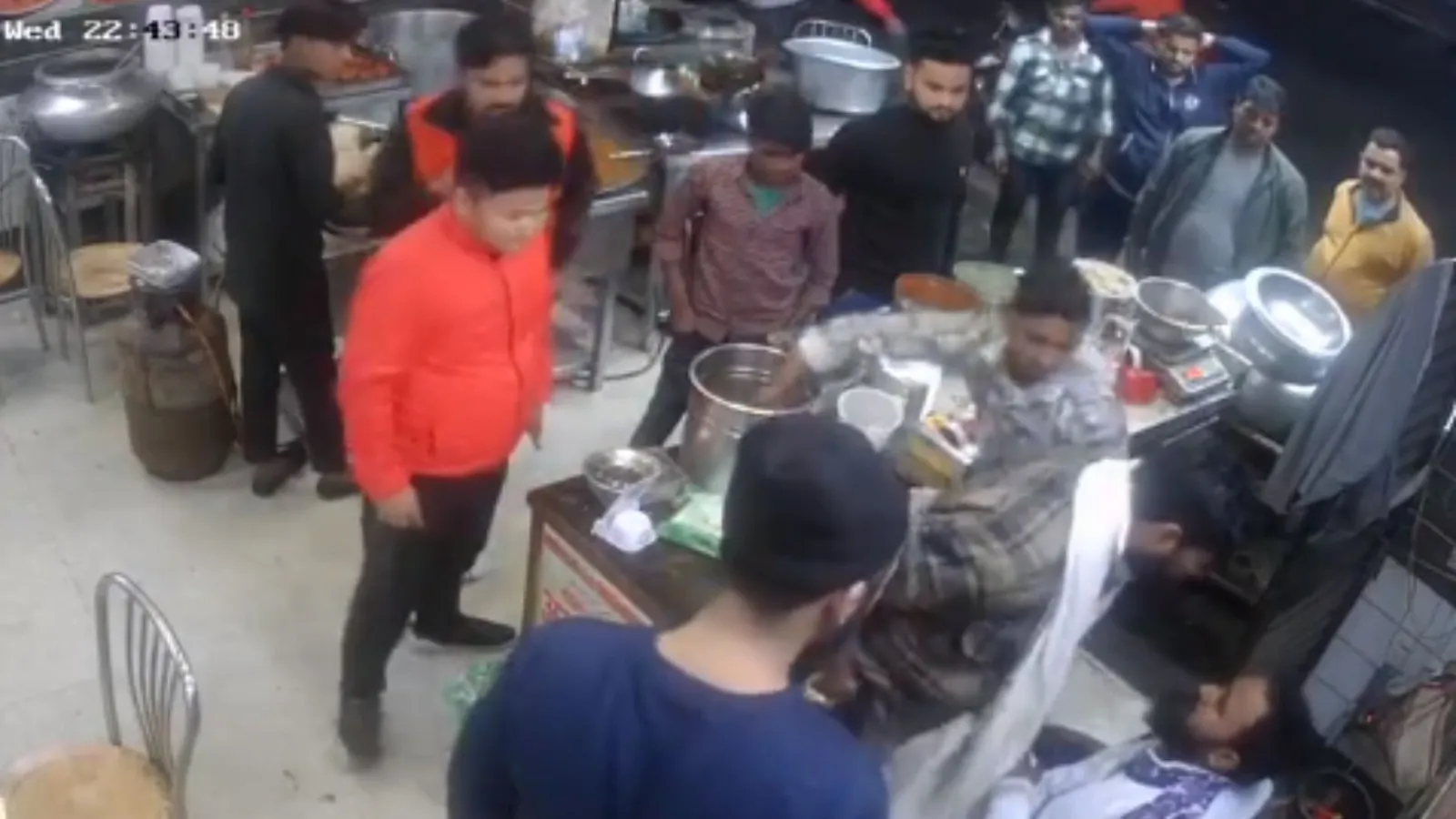 बरेली: बिरयानी की दुकान पर मारपीट, रंगदारी मांगने का आरोप, घटना CCTV में कैद