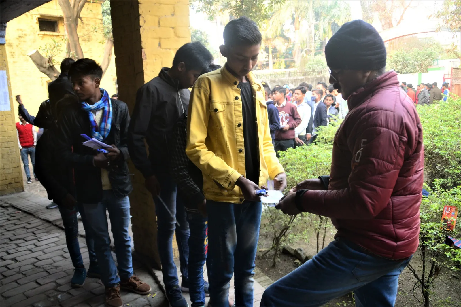 पीलीभीत: कड़ी निगरानी में हुई परीक्षा, पहले दिन 3439 परीक्षार्थियों ने छोड़ा हिंदी का पेपर