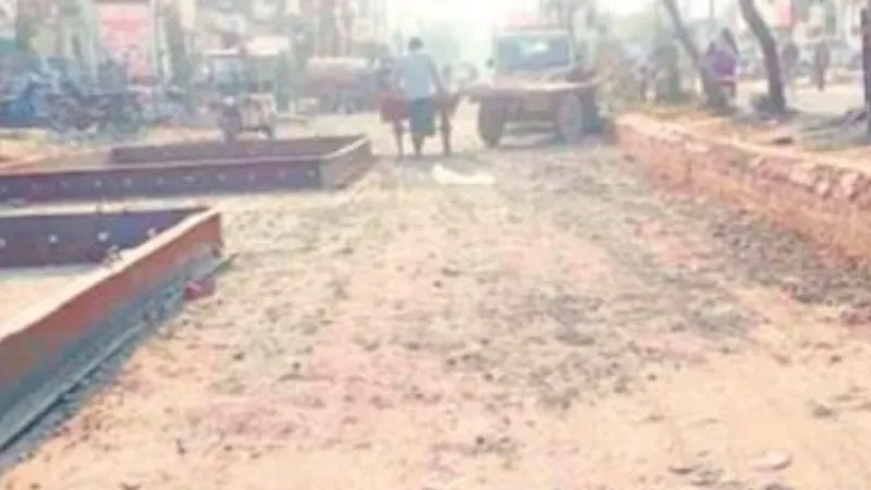 बरेली : ठेकेदारों-अफसरों के बीच मामला न पट जाए... तब तक उखड़ी सड़कों पर ठोकरें खाइए