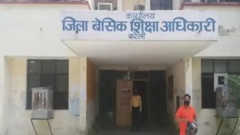 बरेली : दमखोदा में शिक्षक नेता के स्कूल में लटका ताला, बीईओ की रिपोर्ट पर बीएसए का एक्शन 
