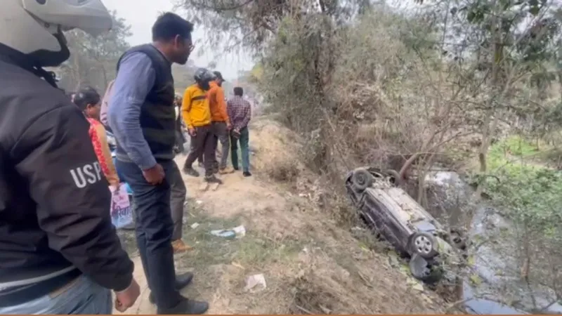 बरेली : देर रात नकटिया नदी के पास खंती में गिरी कार, लगा जाम