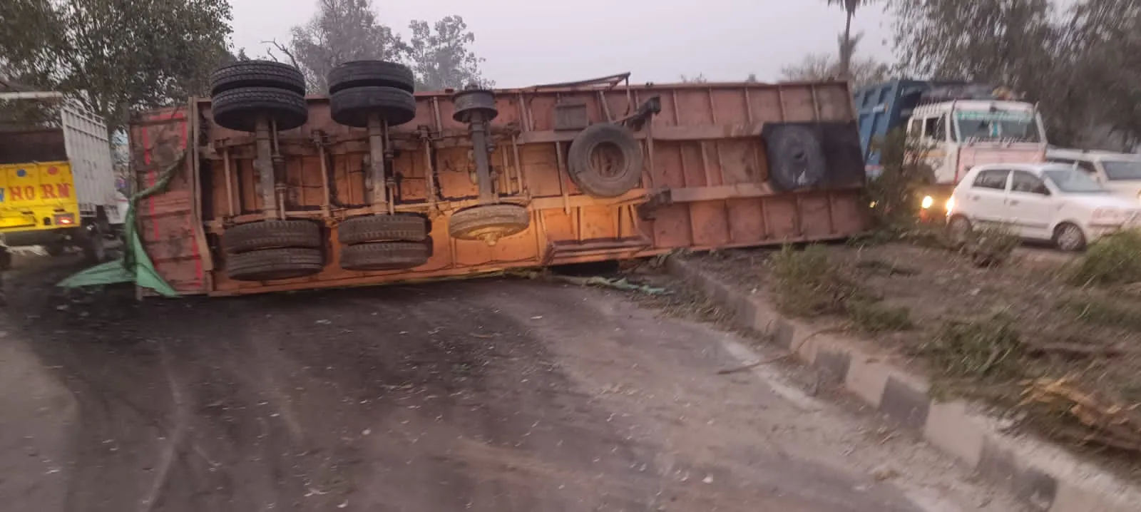 मेरठ: हाइवे पर पलटा कोयले से भरा ट्रक, दो घंटे जाम