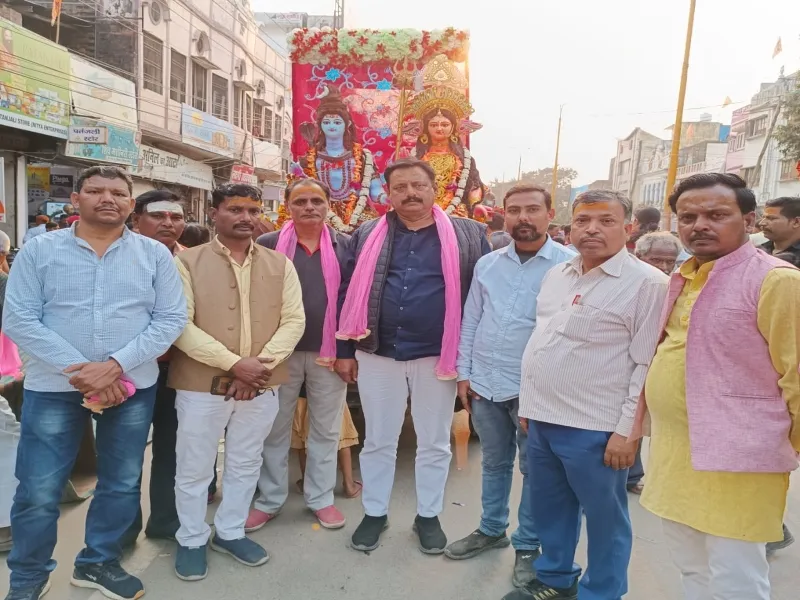 अयोध्या: गाजे-बाजे के साथ शिवभक्तों ने निकाली शोभायात्रा 