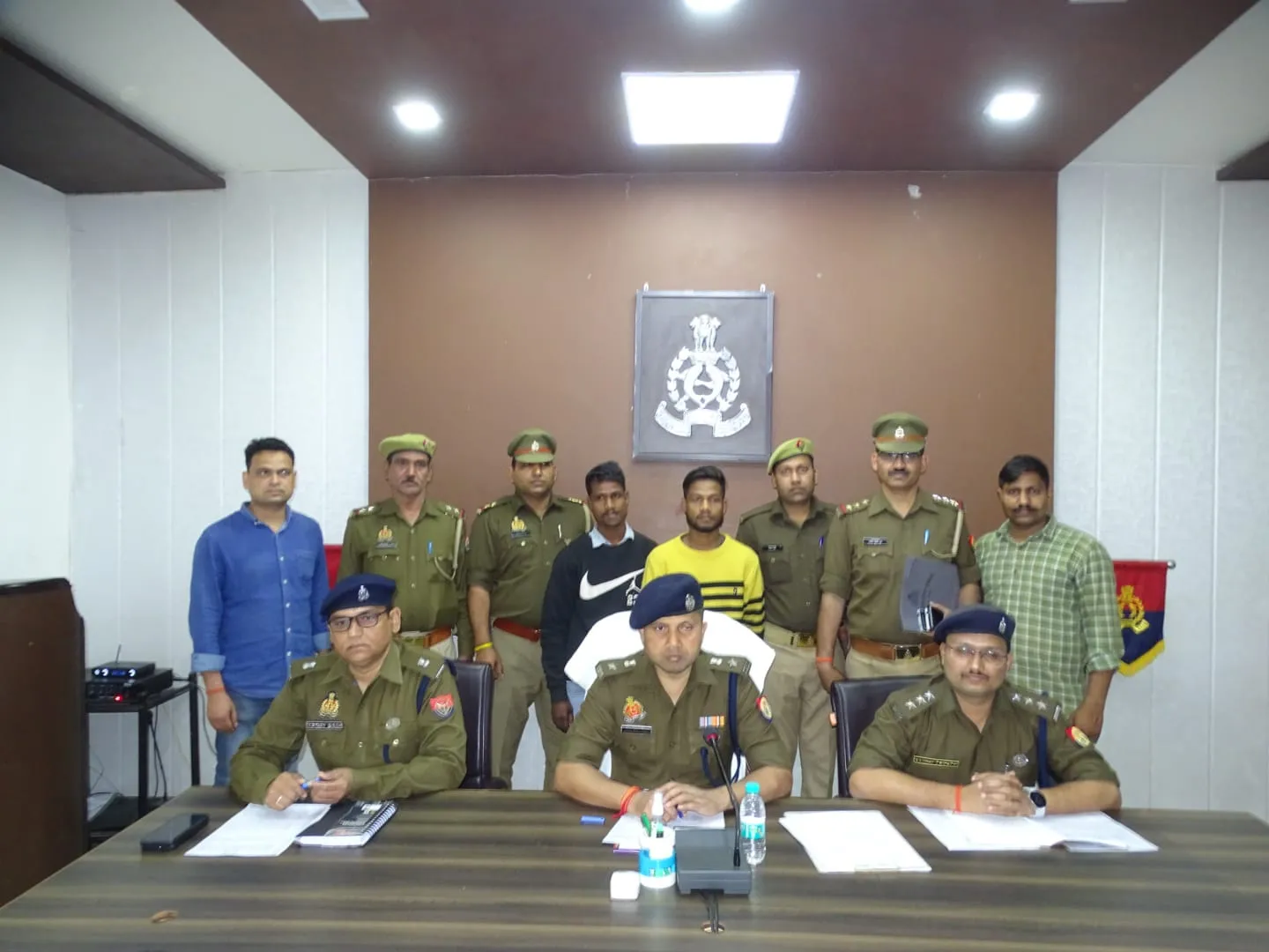 मथुरा: चंडीगढ़ से बंगाल 16 लाख की शराब ले जाते दो तस्कर गिरफ्तार, दो हुए फरार