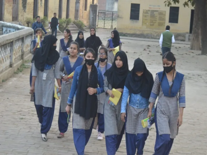 UP Board Exam: बच्चे दे रहे थे परीक्षा, केन्द्र व्यवस्थापक चला रहे थे स्मार्ट फोन, हटाए गए