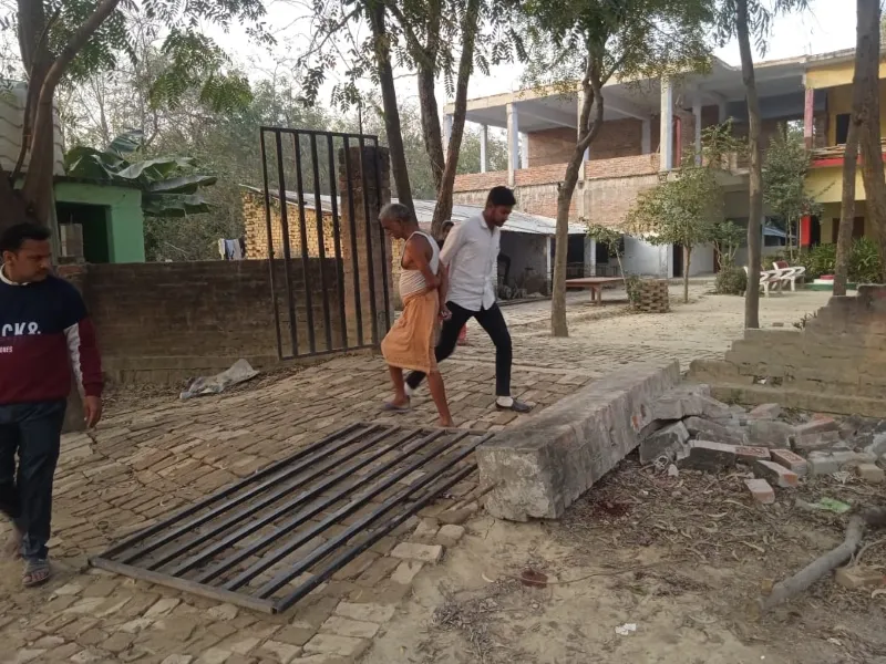 अयोध्या: विद्यालय का जर्जर गेट ढहा, चपेट में आकर कक्षा छह के छात्र की मौत 