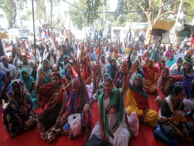 लखनऊ: आश्वासन अधूरा, एलडीए के बाहर गरजे किसान