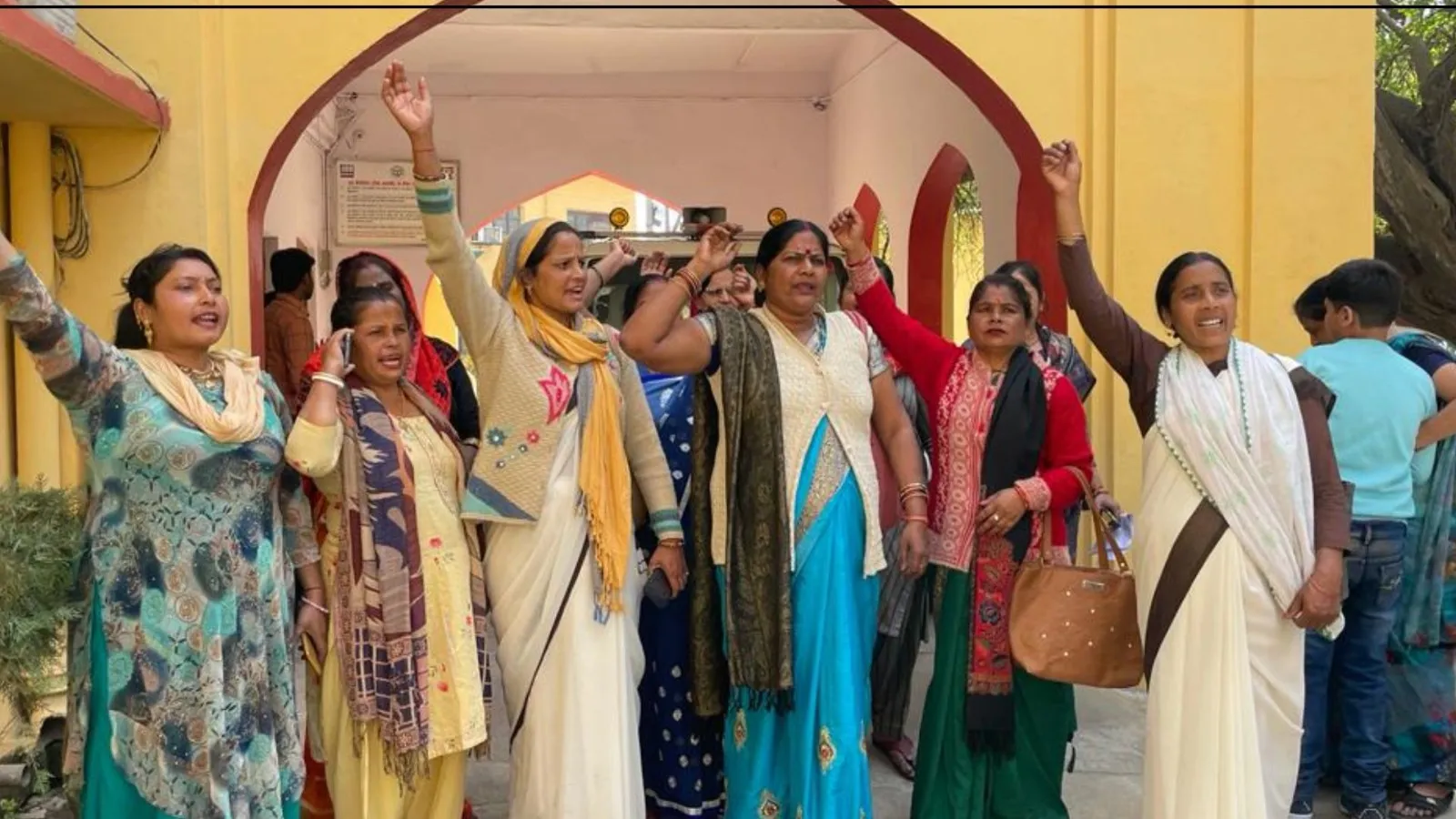 बरेली: आशाओं का भुगतान न होने पर CMO कार्यालय पर धरना प्रदर्शन