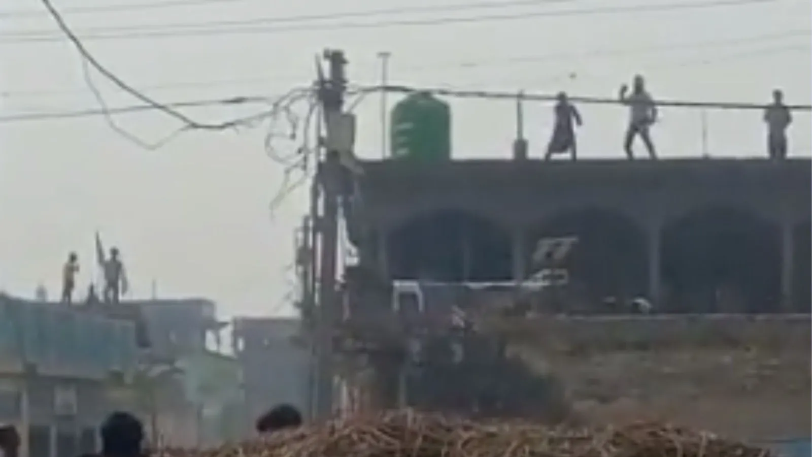 मुरादाबाद : डीजे बजाने को लेकर दो पक्षों में जबरदस्त मारपीट, वीडियो वायरल 