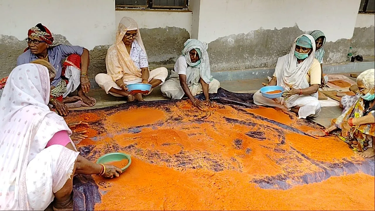 मथुरा: वृद्धा आश्रमों में बन रहे गुलाल से लाल-पीले होंगे ब्रजवासी