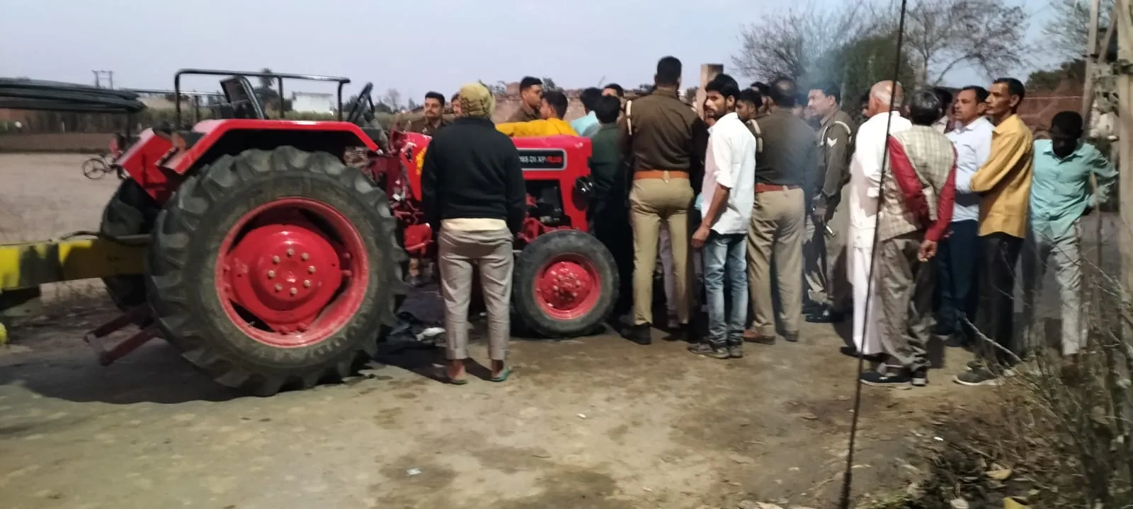 मेरठ: शादी समारोह से पिता के साथ लौट रहे बाइक सवार बच्चे को ट्रैक्टर ने कुचला, मौत