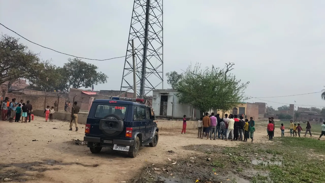 शाहजहांपुर: छुट्टा पशुओं से परेशान प्रधान का किसान भाई टावर पर चढ़ा 