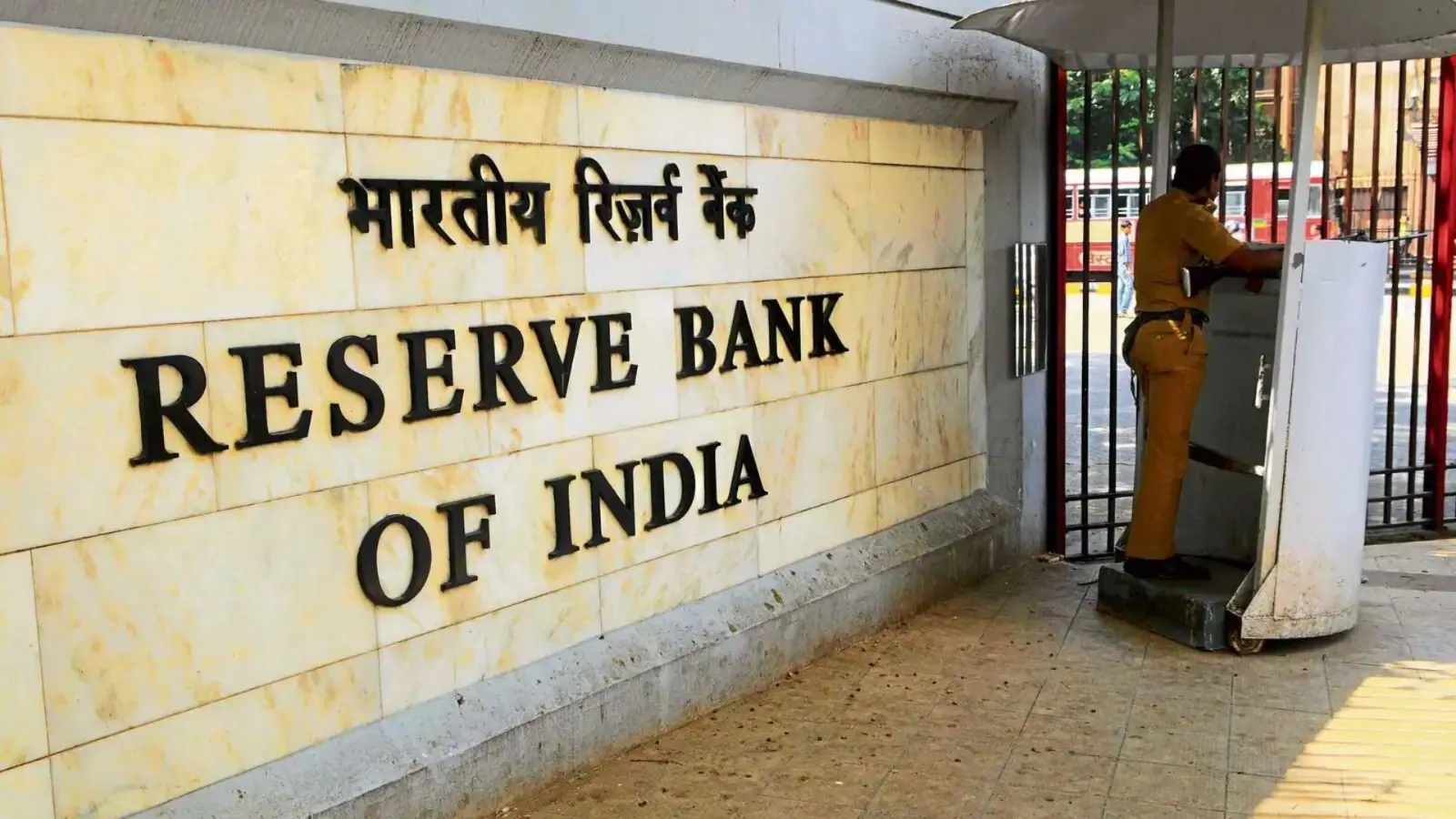 RBI : बड़ा झटका ! अब इन 5 बैकों के ग्राहक खाते से नहीं निकाल पाएंगे पैसा