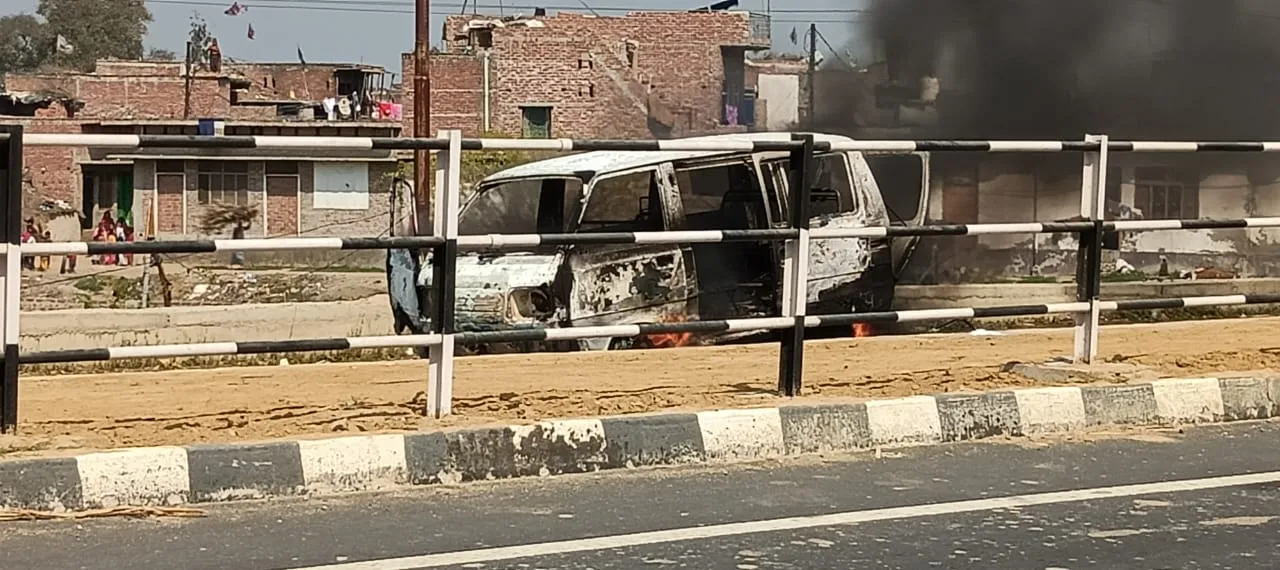 शाहजहांपुर: नेशनल हाईवे पर चलती वैन में लगी आग, मचा हड़कंप