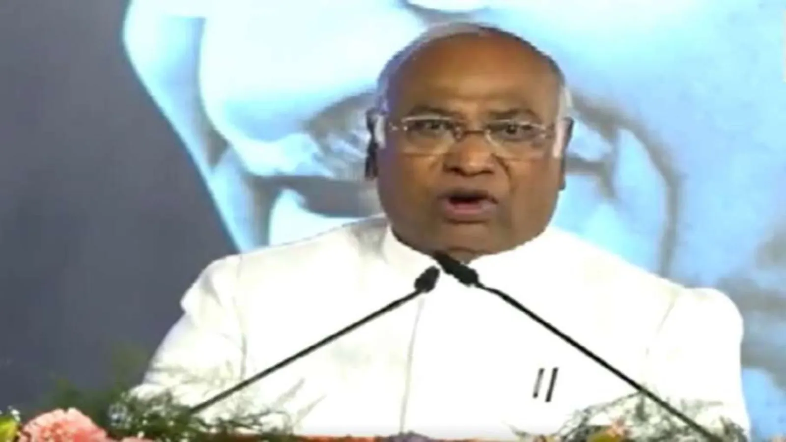 VIDEO: 'अडानी जैसा एक व्यक्ति आज हाथी जैसा मोटा बन गया है', कांग्रेस महाधिवेशन में खड़गे का निशाना