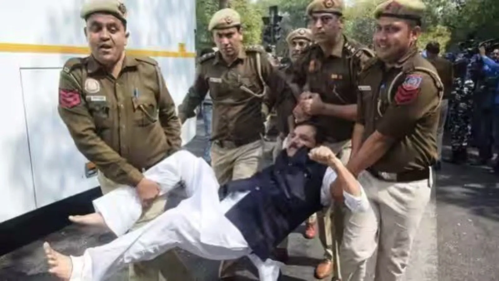 VIDEO: सिसोदिया से पूछताछ का विरोध कर रहे संजय सिंह समेत कई AAP नेता हिरासत में लिए गए