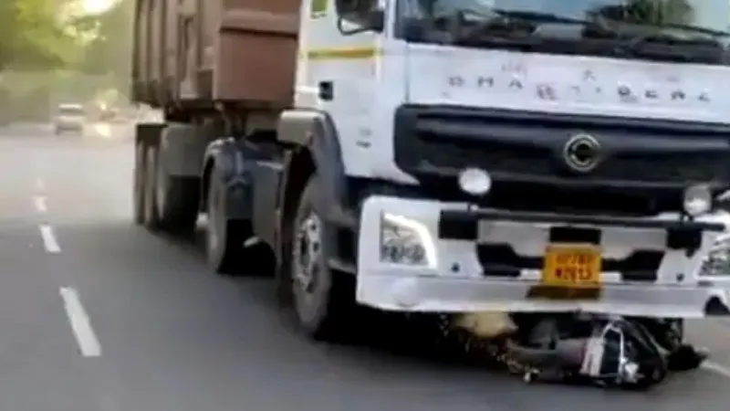 महोबा में ट्रक में फंसकर दो किलोमीटर तक घिसटी स्कूटी, दादा-पोते की मौत, देखें VIDEO