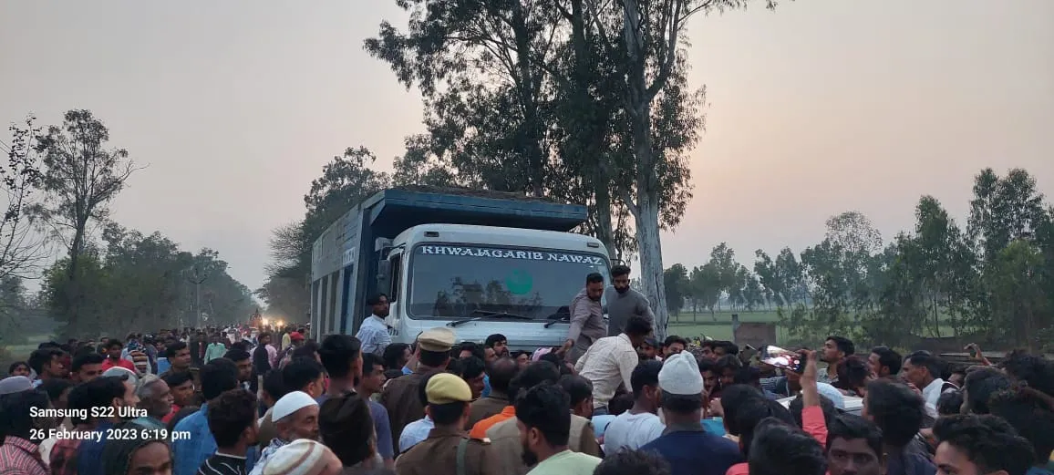 रामपुर: मसवासी में खनन के ओवरलोड डंपर ने कार सवार दो भाइयों को मारी टक्कर, मौत