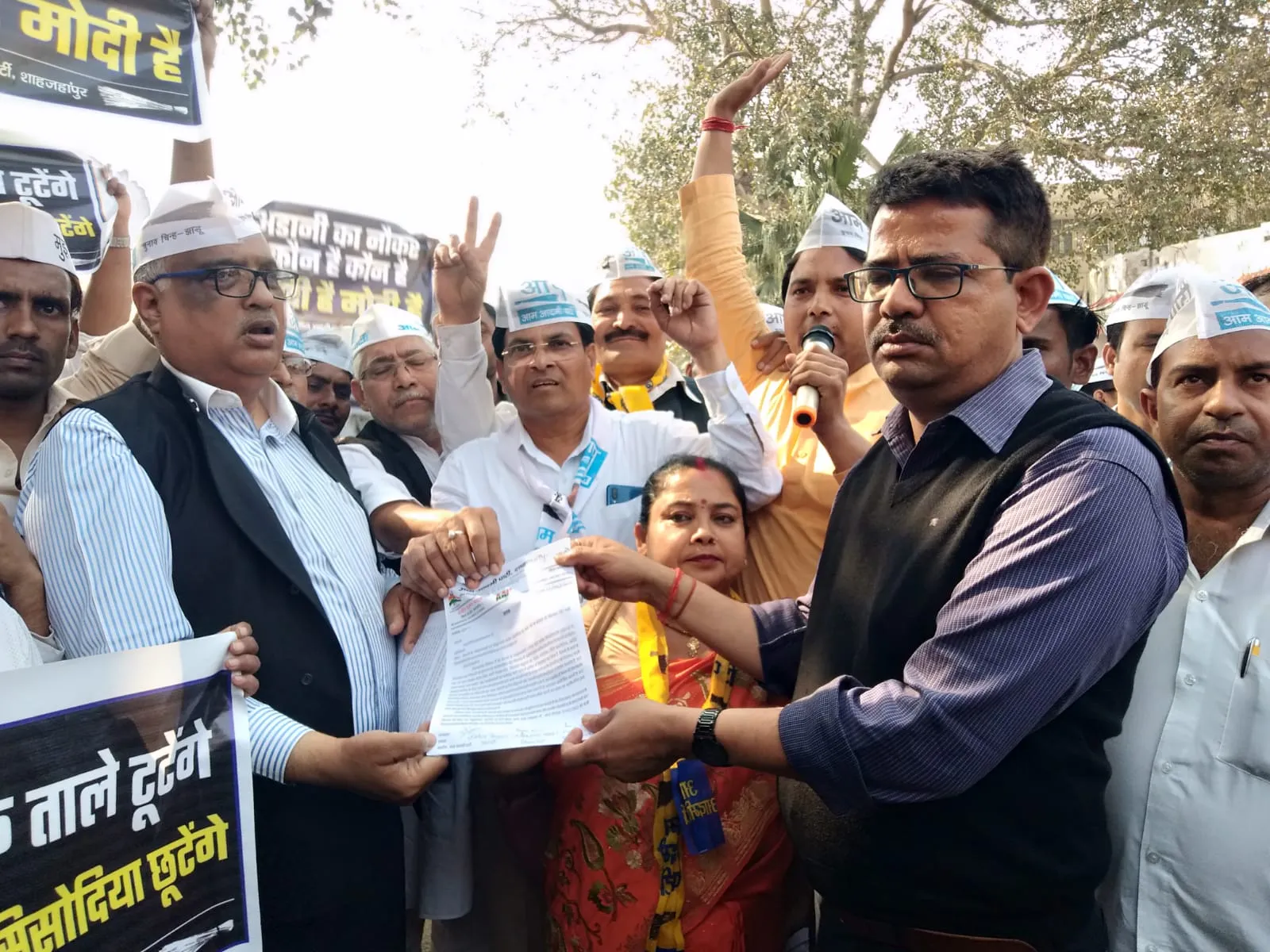 शाहजहांपुर: सिसोदिया की गिरफ्तारी पर AAP कार्यकर्ताओं ने किया प्रदर्शन, रिहाई की मांग