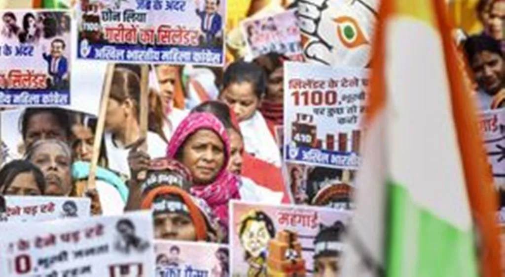 कांग्रेस की महिला कार्यकर्ताओं ने बीजेपी, अडाणी के खिलाफ जंतर मंतर पर किया प्रदर्शन 