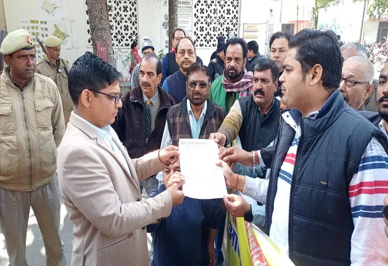 मुरादाबाद : मोहन भागवत के बयान से ब्राह्मण समाज नाराज,  कलेक्ट्रेट पर किया प्रदर्शन...राष्ट्रपति को भेजा ज्ञापन