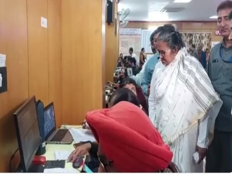 यूपी बोर्ड परीक्षा : माध्यमिक शिक्षा मंत्री ने किया कंट्रोल रूम का निरीक्षण, बोलीं- स्क्रीन दिखाइए केंद्र दिख रहा है कि नहीं