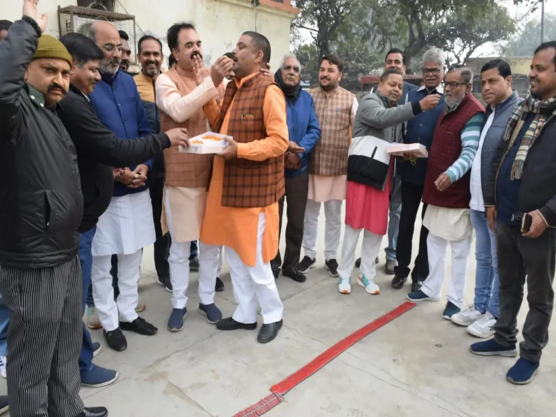 अयोध्या : एमएलसी चुनाव में जीत के बाद भाजपा कार्यालय में मना जश्न