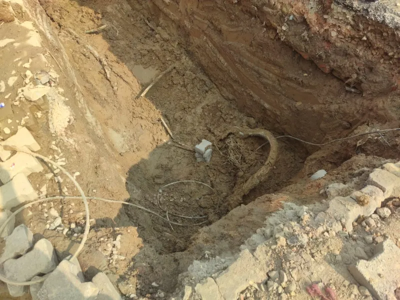 अयोध्या : कास्ट आयरन की जगह पानी सप्लाई के लिए लगाई जा रही प्लास्टिक की पाइप