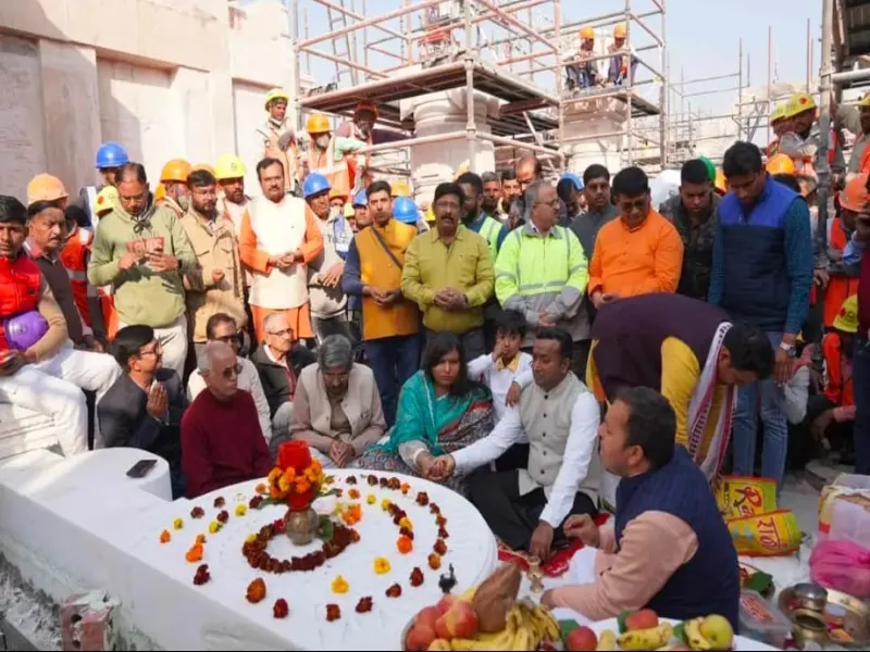 अयोध्या : राम मंदिर के गर्भगृह की चौखट का हुआ पूजन, डीएम पत्नी संग बने यजमान 