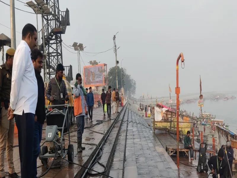 आधुनिक उपकरणों से कराई जा रही अयोध्या में सफाई