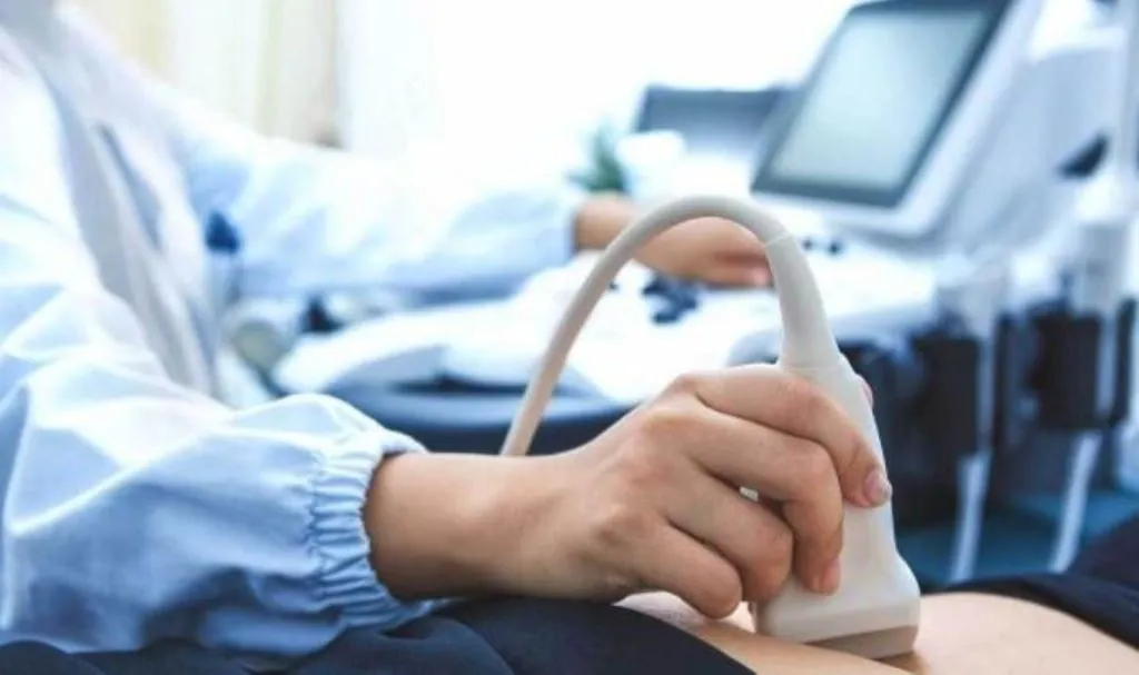 बरेली: अल्ट्रासाउंड सेंटरों पर स्वास्थ्य विभाग ने की छापेमारी, एक पर लटका मिला ताला