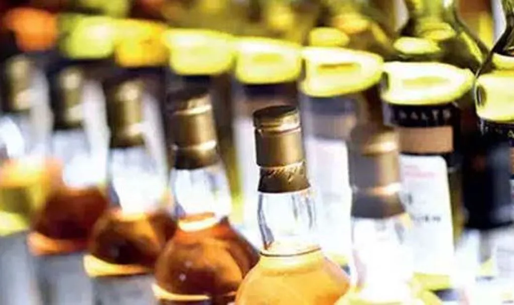 आबकारी विभाग ने छापेमारी के दौरान नष्ट की 340 लीटर अवैध शराब
