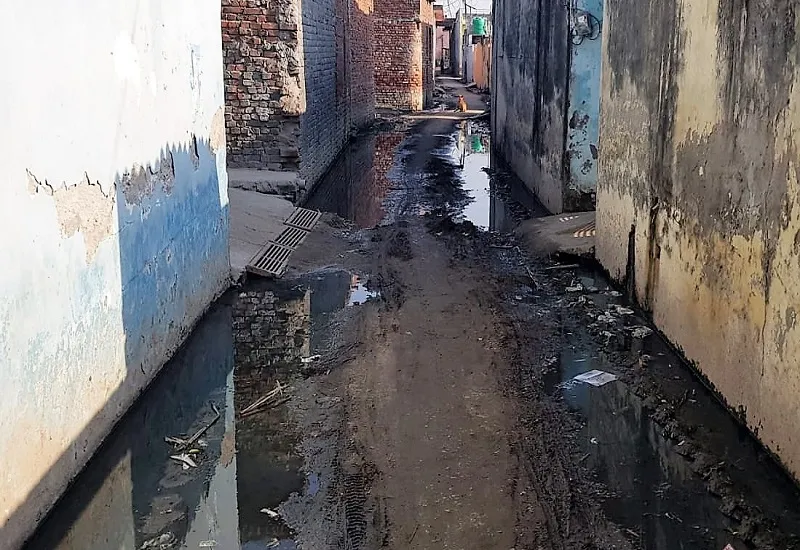 मुरादाबाद : इस्लामनगर की गलियों में समस्याओं का डेरा, ग्रामीण कीचड़ व गंदे पानी से होकर गुजरने को मजबूर
