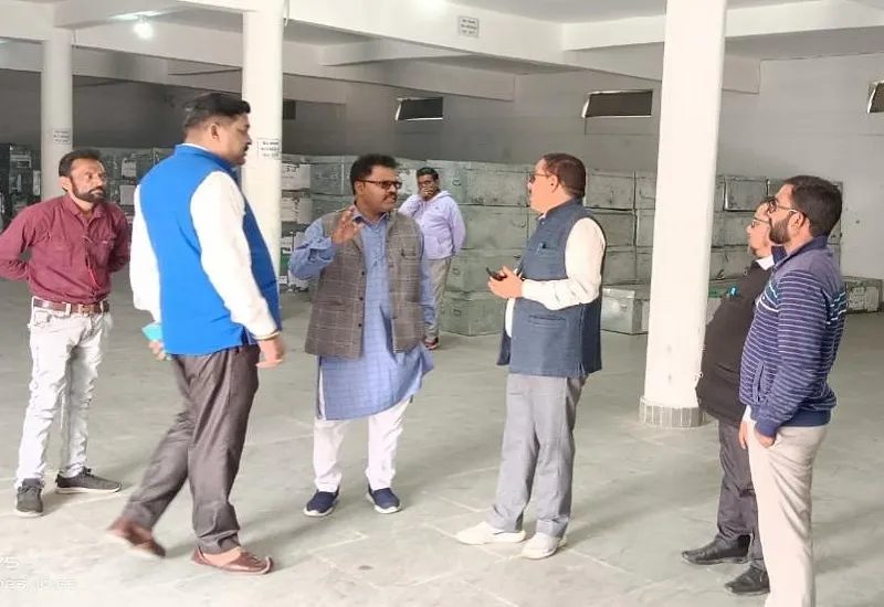 मुरादाबाद : ईवीएम व वीवीपैट मशीनों को निकालने के लिए पहुंचे अधिकारी