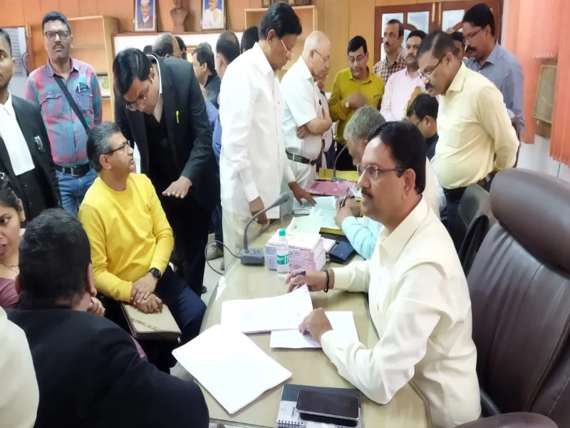 साहब! घर पर मंडरा रही मौत, बाहर काटते मच्छर