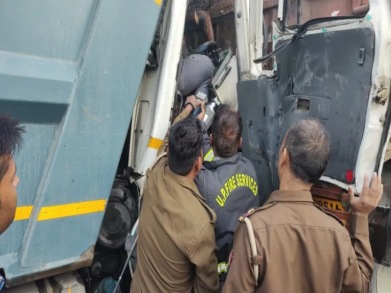 लखनऊ : कानपुर नेशनल हाईवे पर डंपर और कंटेनर की भिड़ंत, ड्राइवर की जलकर मौत