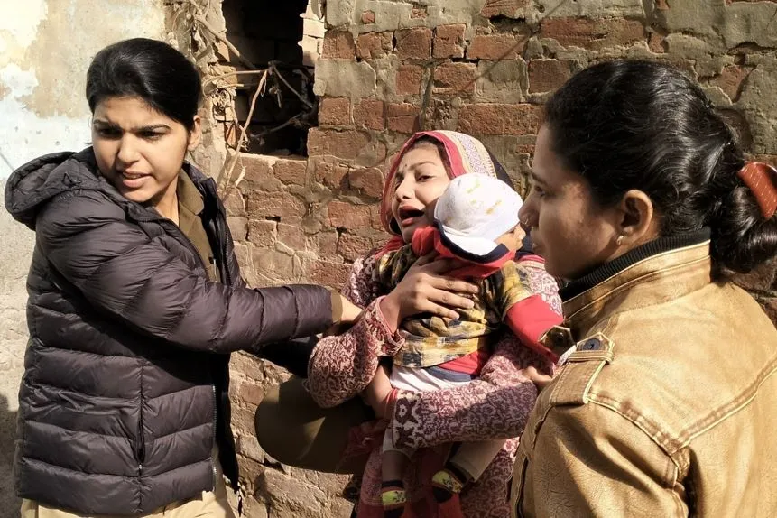 संभल: वर्षों पुराने मकान को प्रशासन ने कराया ध्वस्त, बेघर हुआ परिवार...रोने लगीं महिलाएं और बच्चियां