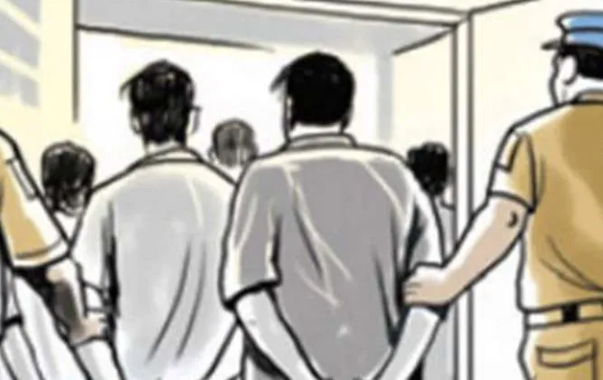 मुरादाबाद: ठगी वाले गिरोह के 10 लोग गिरफ्तार, साढ़े 28 लाख के नकली नोट बरामद