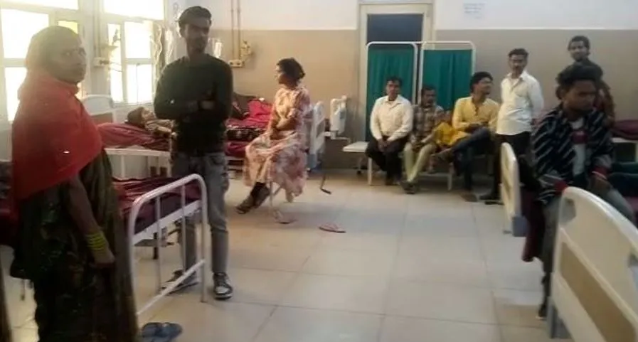 मथुरा: कुट्टू के आटे की पकौड़ी-पूरी खाने से 25 लोग हुए बीमार, अस्पताल में भर्ती