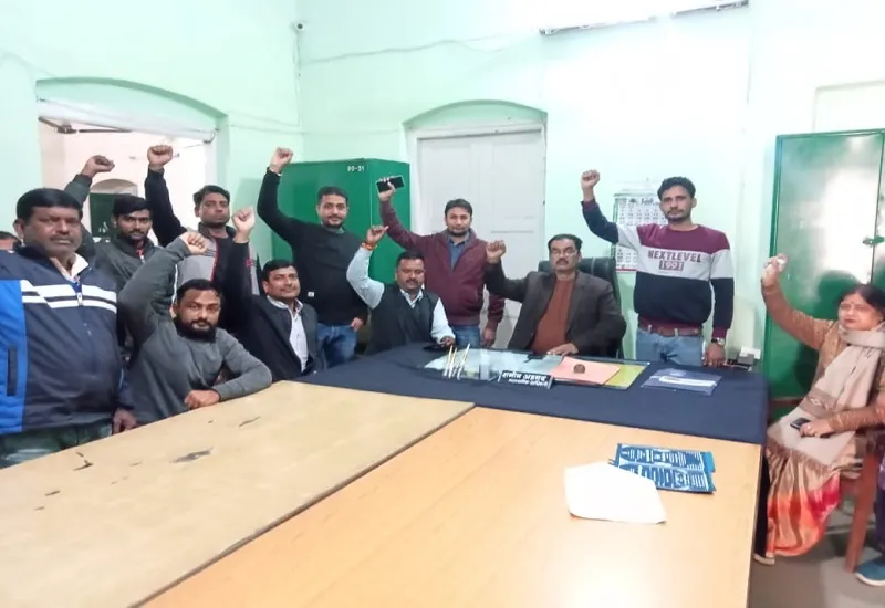 मुरादाबाद : कलमबंद हड़ताल कर लोकनिर्माण विभाग के कर्मचारियों ने बुलंद की आवाज 