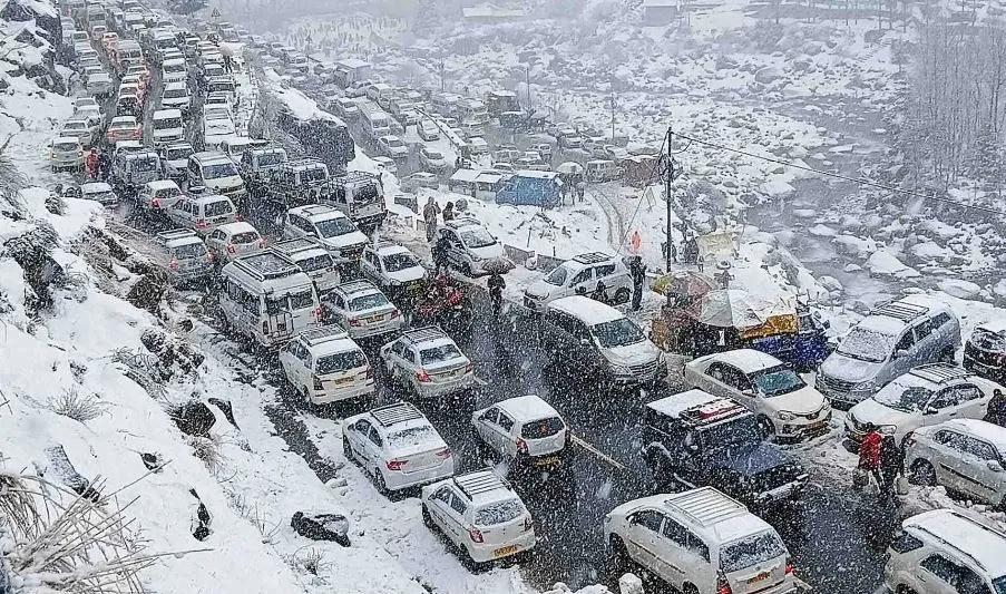 कश्मीर में ताजा बर्फबारी से हवाई, सड़क यातायात प्रभावित